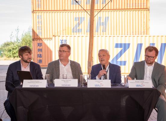 Image d'une conférence de presse sur la multimodalité avec un pannel d'orateurs