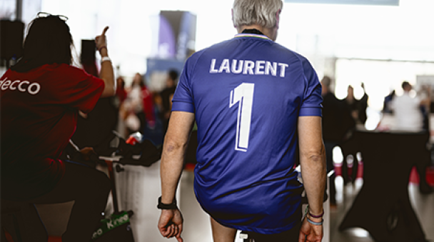 Un homme pédale sur un vélo de spinning