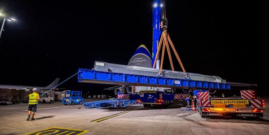 Une poutre métallique chargée dans un avion
