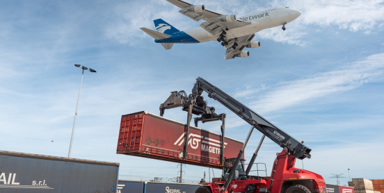 Photo d'un avion survolant un conteneur