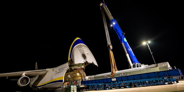Marchandise au format exceptionnel chargée dans un avion cargo