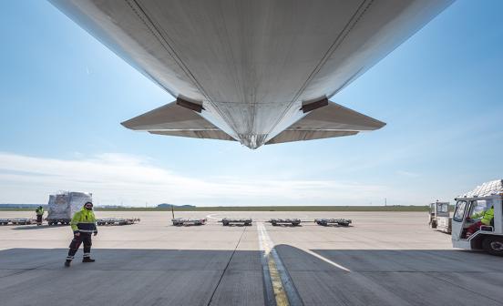 Vue sous un avion cargo 