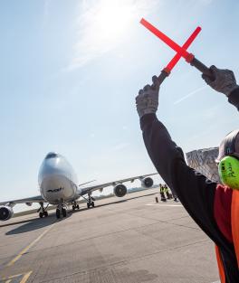 Marshaller devant un avion cargo