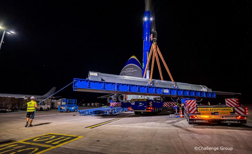 Une poutre métallique chargée dans un avion