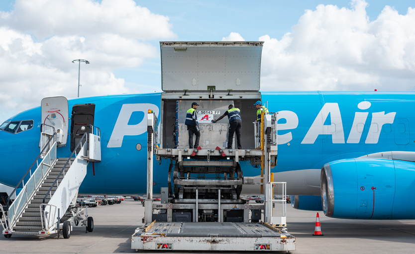 Photo du déchargement d'un avion Prime Air