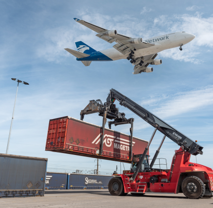 Photo d'un avion survolant un conteneur